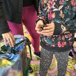 Dziewczynka trzymająca szyszkę_.jpg