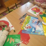 Uczniowie wykonują kolorowe owoce metodą wydzierania_.jpeg