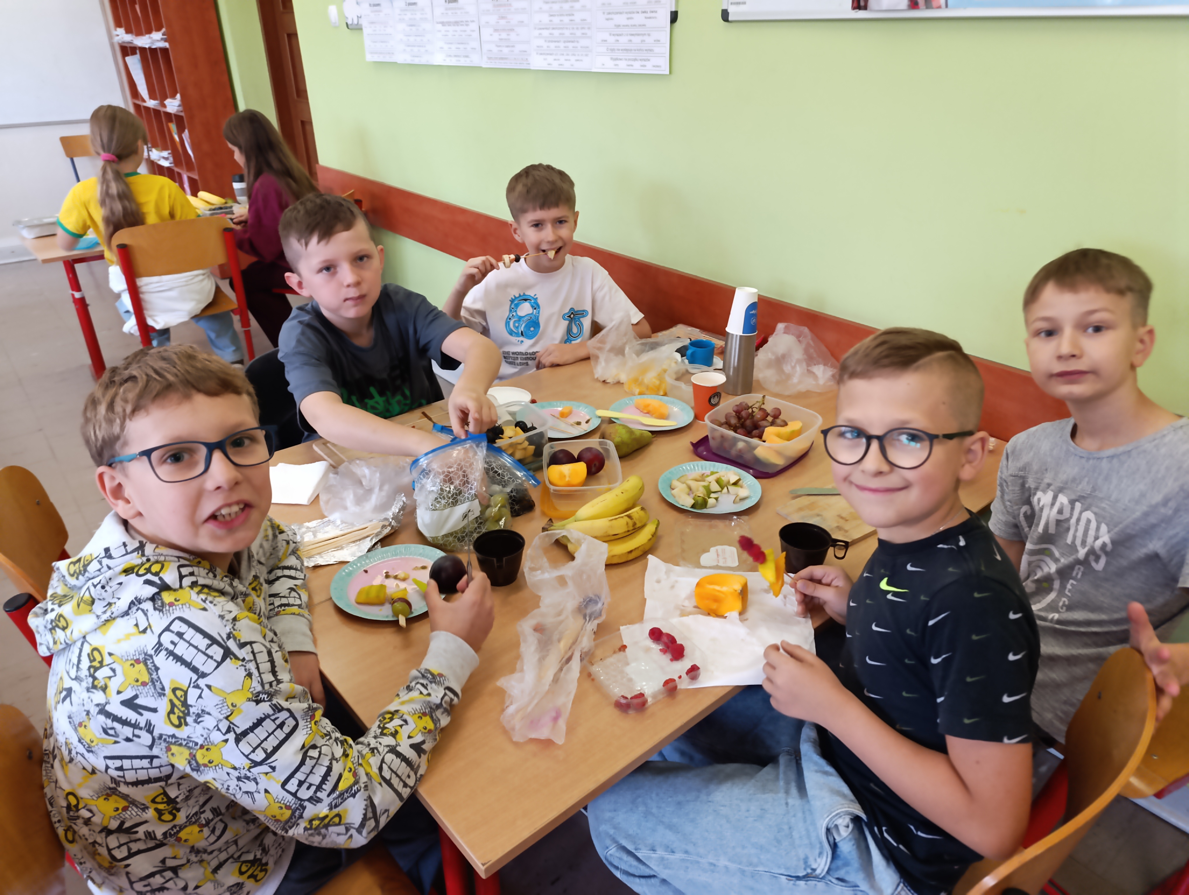 Chłopcy przygotowują składniki na sałatkę.jpg