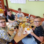 Chłopcy przygotowują składniki na sałatkę.jpg