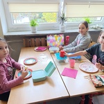 Dziewczynki przygotowują stół.jpg