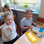 Dziewczynki robią sałatkę.jpg