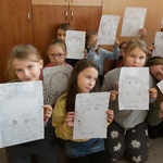 Dzieci podnoszą w górę autoportrety narysowane ołówkiem..jpg
