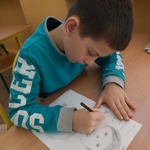 Chłopiec pisze koledze dedykację..jpg