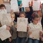 Dzieci pokazują kartki z autoportretami..jpg