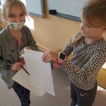 Dziewczynki pokazują sobie wykoananą pracę plastyczną..jpg