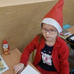 Dziewczynka w czapce mikołaja..jpg