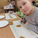 Dzieci siedzące w ławkach wykonują pracę w skupieniu..jpg