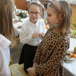 Dziewczynki składają sobie życzenia świąteczne..JPG
