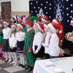 Uczniowie kl. II C śpiewają kolędy.jpg