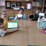 Dzieci pokazzują co robią na tabletach - zajęcia - polski dla cudzociemców.jpg