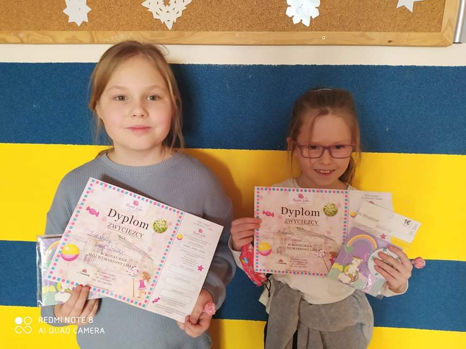 Dziewczynki trzymają dyplomy oraz nagrody za udział w konkursie..jpeg