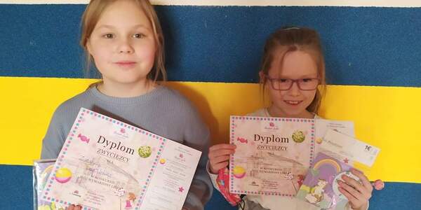 Dziewczynki trzymają dyplomy oraz nagrody za udział w konkursie..jpeg