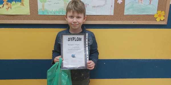 Chłopiec trzyma dyplom oraz nagrody za udział w konkursie..jpg