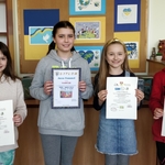 Cztery laureatki miedzyszkolnych konkursów bibliotecznycz z dyplomami