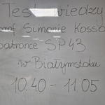 Tablica z napisem Test wiedzy o prof. Simonie Kossak patronce SP 43 w Białymstoku.jpg