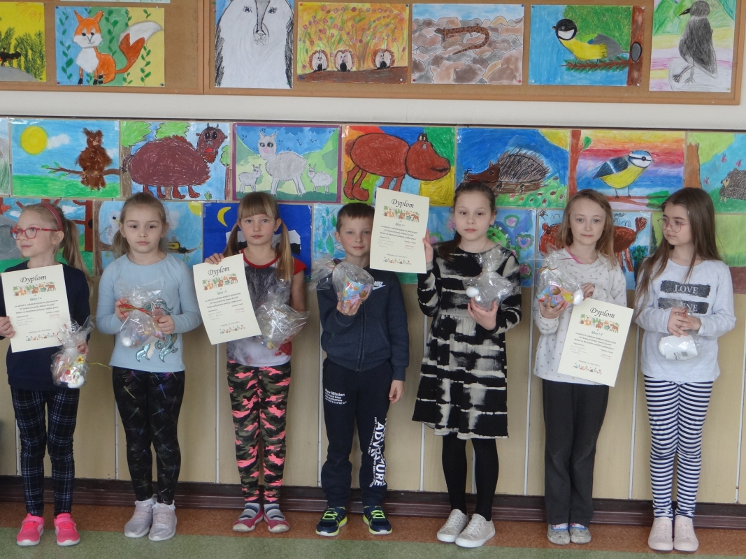 Uczniowie klas pierwszych odbierają nagrody..JPG