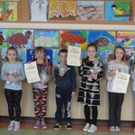 Uczniowie klas pierwszych odbierają nagrody..JPG