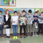 Dzieci z klasy III c chwilę po otrzymaniu nagród..JPG