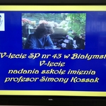wystawa w czytelni - monitor z napisem 35-lecie szkoły i pięciolecie nadania szkole imienia Simony Kossak.jpg
