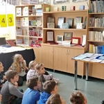 Nauczycielka prezentuje dzieciom gazetkę Szkoła na 102.jpg