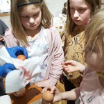 Dzieci zanurzą w barwniku pokryte woskiem jajka..jpg