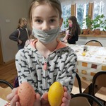 Dziewczynka pokazuje wyjęte z barwnika pisanki..jpg