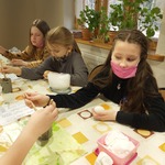 Drugoklasistki tworzą pisanki..jpg
