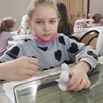 Dziewczynka maluje gipsowego baranka..jpg