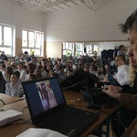 2. pan Stanisław Łazuk przy laptopie w tle uczniowie na widowni.JPG