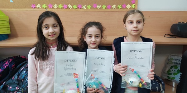 Dziewczynki trzymają dyplomy i nagrody..jpg