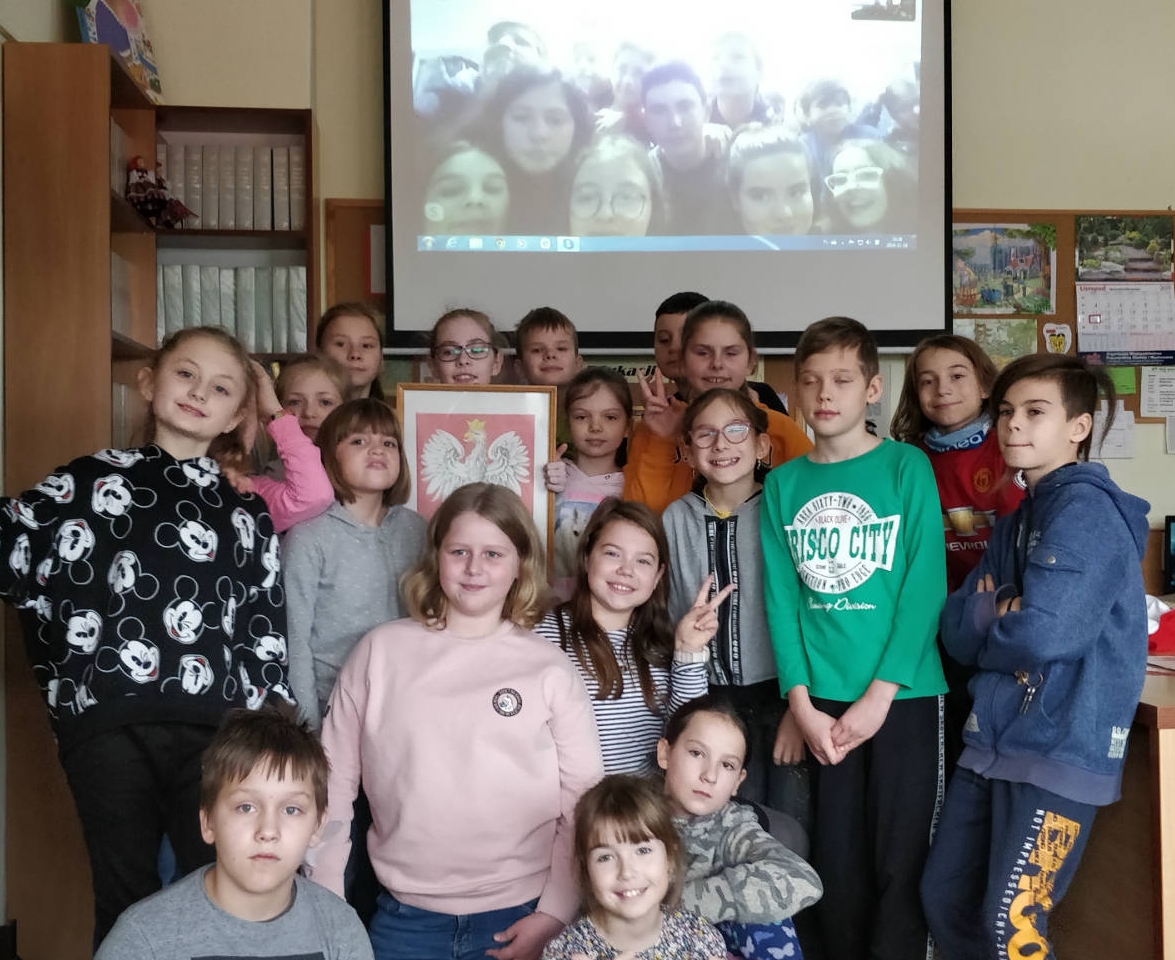 Polscy uczestnicy Skype Projectu prezentują się razem z kolegomi z Portugalii (Briteiros).jpg