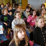 Uczniowie z aktywu bibliotecznego i klasy I b siedzą na widowni spotkania z Grzegorzem Kasdepke (2).jpg
