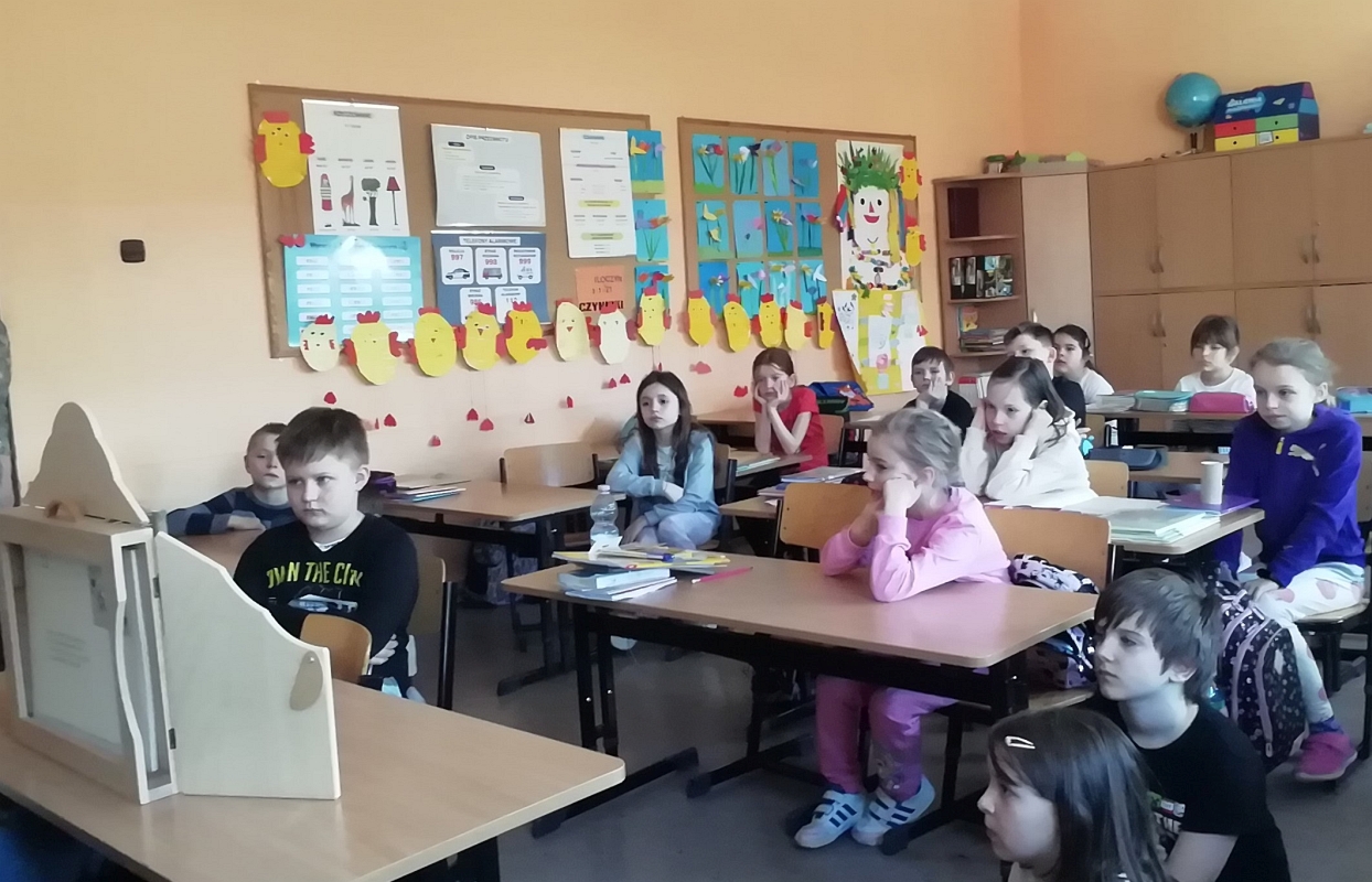 Dzieci z klasy drugiej b oglądają teatrzyk.jpg