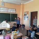 Dzieci z klasy II b podczas zabawy w lustro.jpg