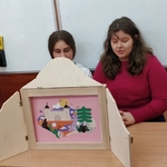Emilka i Kinga czytają książkę kamishibai dzieciom z klasy III c (6).jpg
