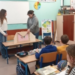 a Emilka i Kinga przedstawiają teatrzyk kamishibai dzieciom z klasy III a (1).jpg