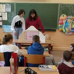 Emilka i Kinga czytają książkę kamishibai dzieciom z klasy III c (1).jpg