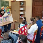 Emilka i Kinga czytają książkę kamishibai dzieciom z klasy III c (2).jpg