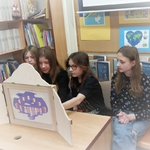 o Helena, Wiktoria, Magda i Kornelia przedstawiają teatrzyk kamishibai dzieciom z klasy I a (1).jpg