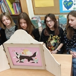 o Helena, Wiktoria, Magda i Kornelia przedstawiają teatrzyk kamishibai dzieciom z klasy I c.jpg