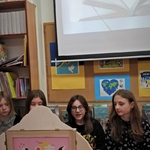 o Helena, Wiktoria, Magda i Kornelia przedstawiają teatrzyk kamishibai dzieciom z klasy I b.jpg