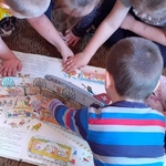 Dzieci z grupy Krasnoludki oglądają książkę rozkładankę.jpg