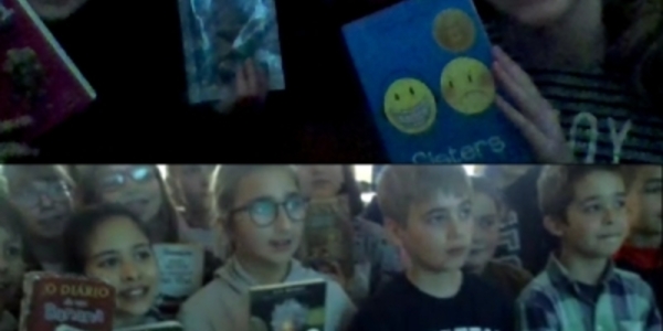 Dzieci z książkami w ręku łaczą sie na Skype z kolegami z Portugalii.jpg