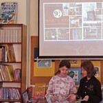 2  dziewczynki przed wystawką książek w języku angielskim.jpg