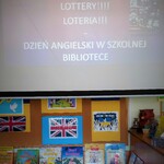 1 nad wystawką książek w języku angielskim slajd z prezentacją English Day in the School Library.jpg