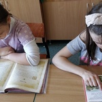 18 dziewczynki czytają książki wypożyczone podczas Dnia Angielskiego.jpg