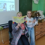 2 Kobieta czyta dziewczynka trzyma lalkę.jpg