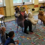 13a Dzieci słuchają bajki Lalka Lucy.jpg