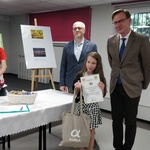 Dziewczynka z klasy drugiej chwilę po wręczeniu nagrody Grand Prix przez Jurora i Dyrektora szkoły.jpg